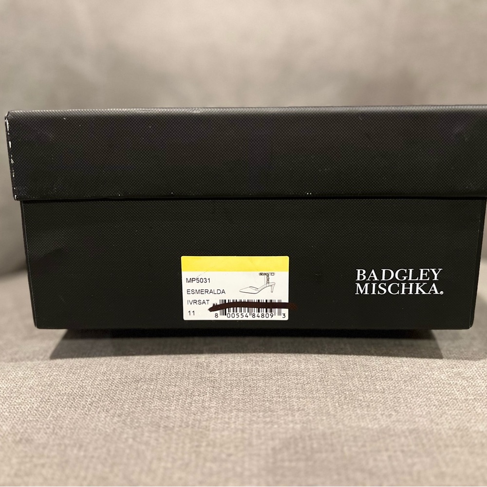 Badgley Mischka Esmeralda Embellished Pointed Toe Pump, Ivory Satin, Size 11 - Picture 2 of 3
